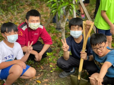 小朋友與工作站同仁共同種下樹苗 新竹林區管理處提供